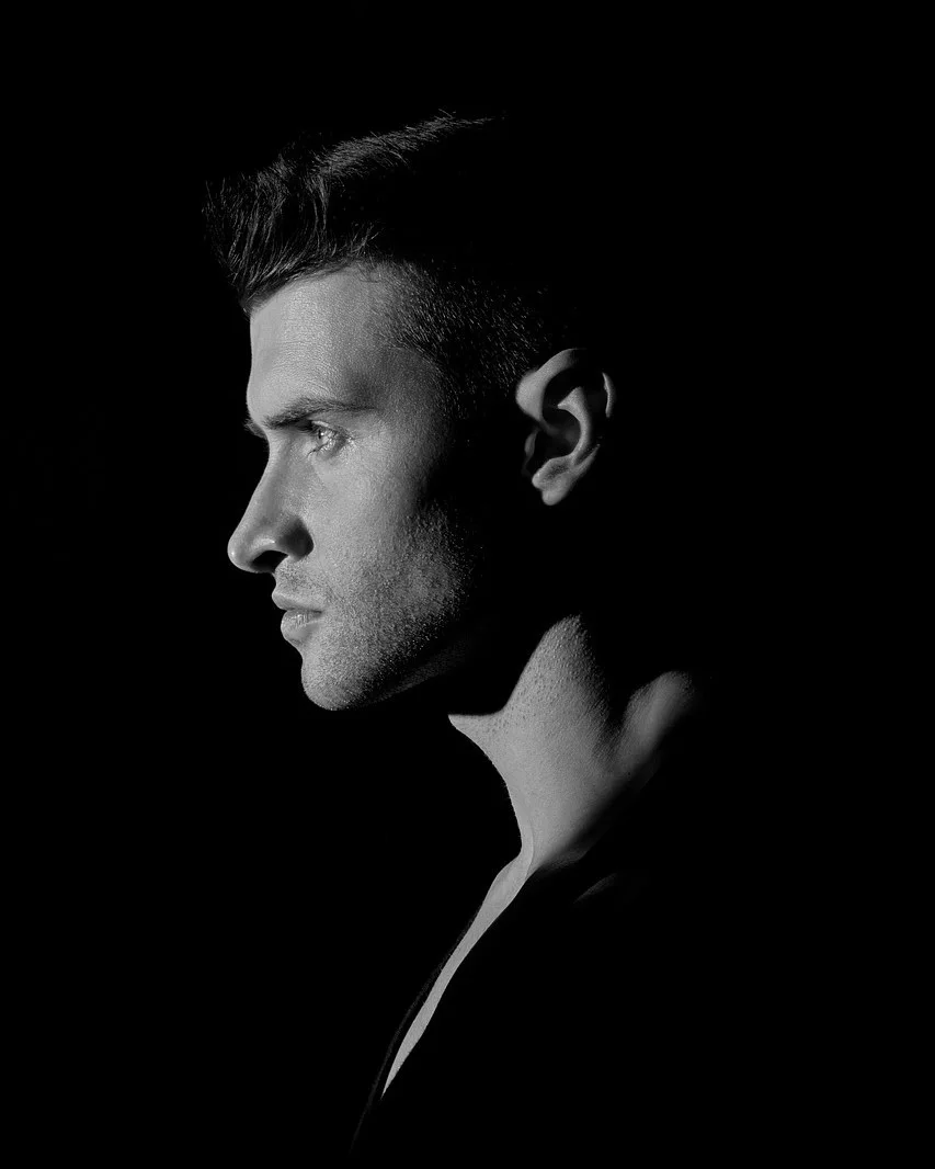 Portrait of photographer Elias Voss in dramatic side lighting