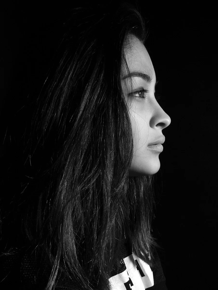Dramatic profile portrait of a woman — chiaroscuro